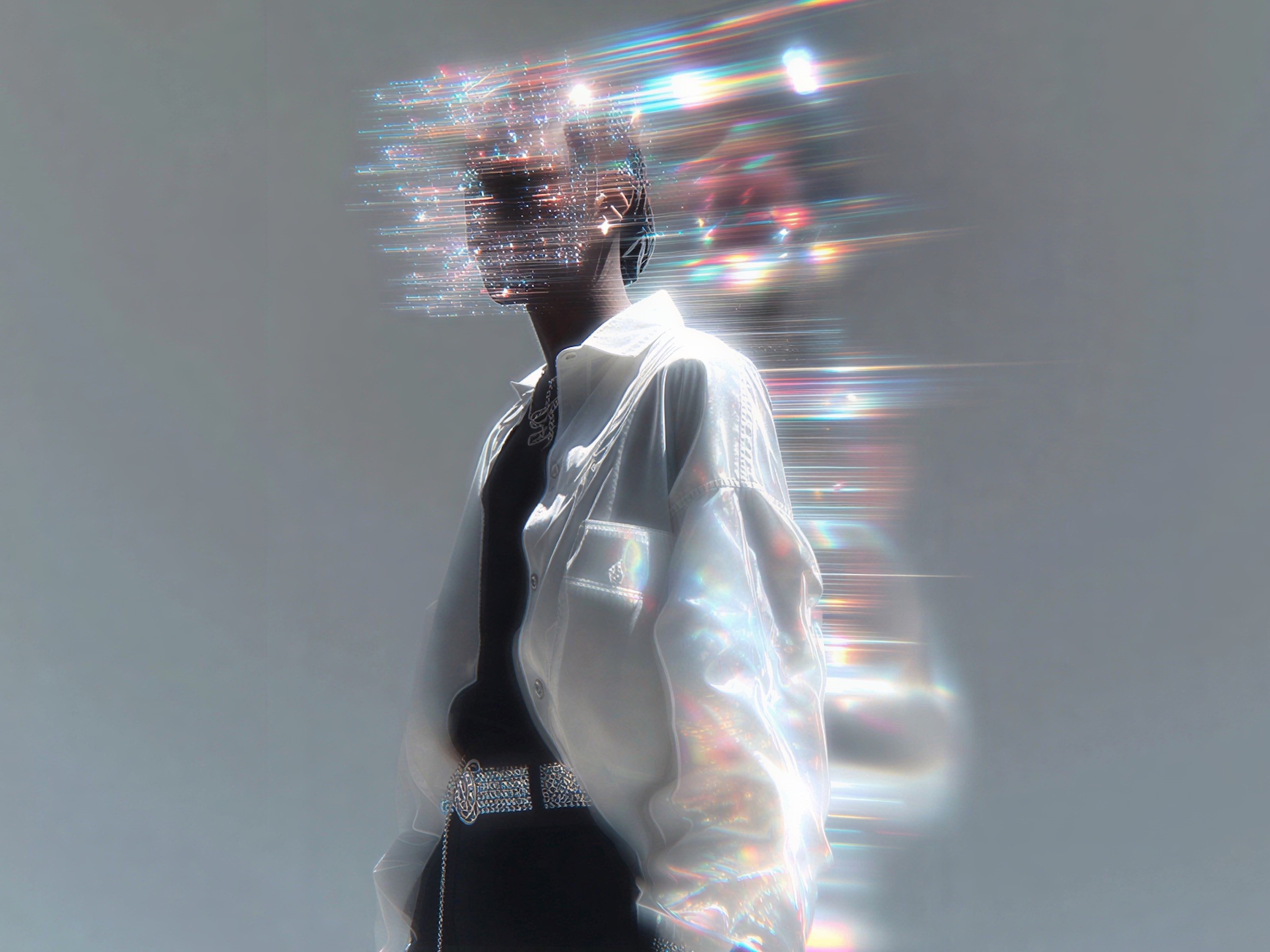 Un homme en chemise blanche qui marche, fondu en traînées de lumière.